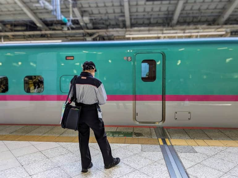 在北海道新幹線等待的男人